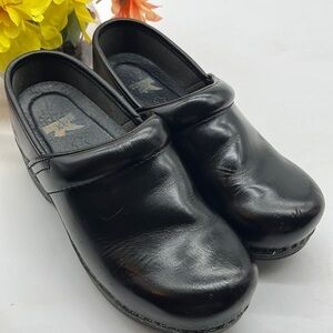 Dansko Black Leather Clog Sz 36. DAN1229D